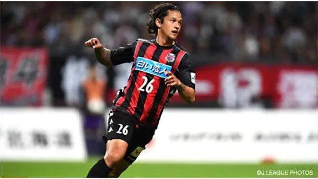 Irfan Bachdim, pemain Indonesia yang bermain di Jepang untuk Consadole Sapporo ini curhat tentang kariernya di negeri Sakura tersebut. Sumber diunduh dari J League Media.