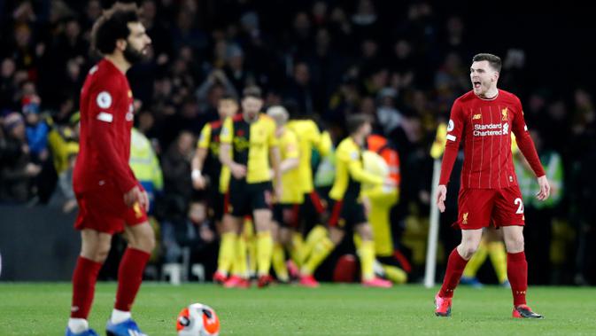 Pemain Liverpool Andrew Robertson (kanan) bereaksi setelah pemain Watford Troy Deeney mencetak gol ke gawang timnya dalam pertandingan Liga Inggris di Vicarage Road Stadium, Watford, Inggris, Sabtu (29/2/2020). Watford membantai Liverpool 3-0. (AP Photo/Alastair Grant)