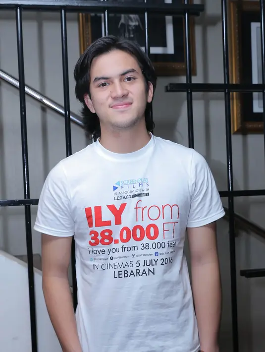 Tahun lalu, ia lebih banyak menjalani puasa dilokasi syuting ditengah kesibukannya. Berbuka bersama dengan teman-teman dilokasi syuting. (Andy Masela/Bintang.com)