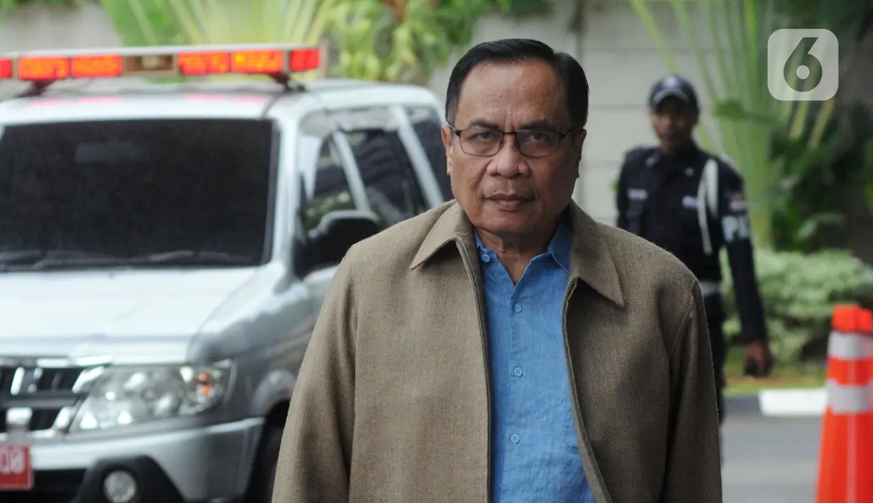 Terpidana kasus korupsi e-KTP Irman tiba di Gedung KPK, Jakarta, Kamis (12/12/2019). Mantan Dirjen Dukcapil Kemendagri tersebut diperiksa untuk pengembangan kasus korupsi proyek pengadaan e-KTP. (merdeka.com/Dwi Narwoko)