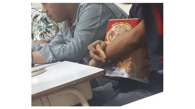 6 Kelakuan Mahasiswa Bawa Makanan di Kelas Ini Bikin Tepuk Jidat