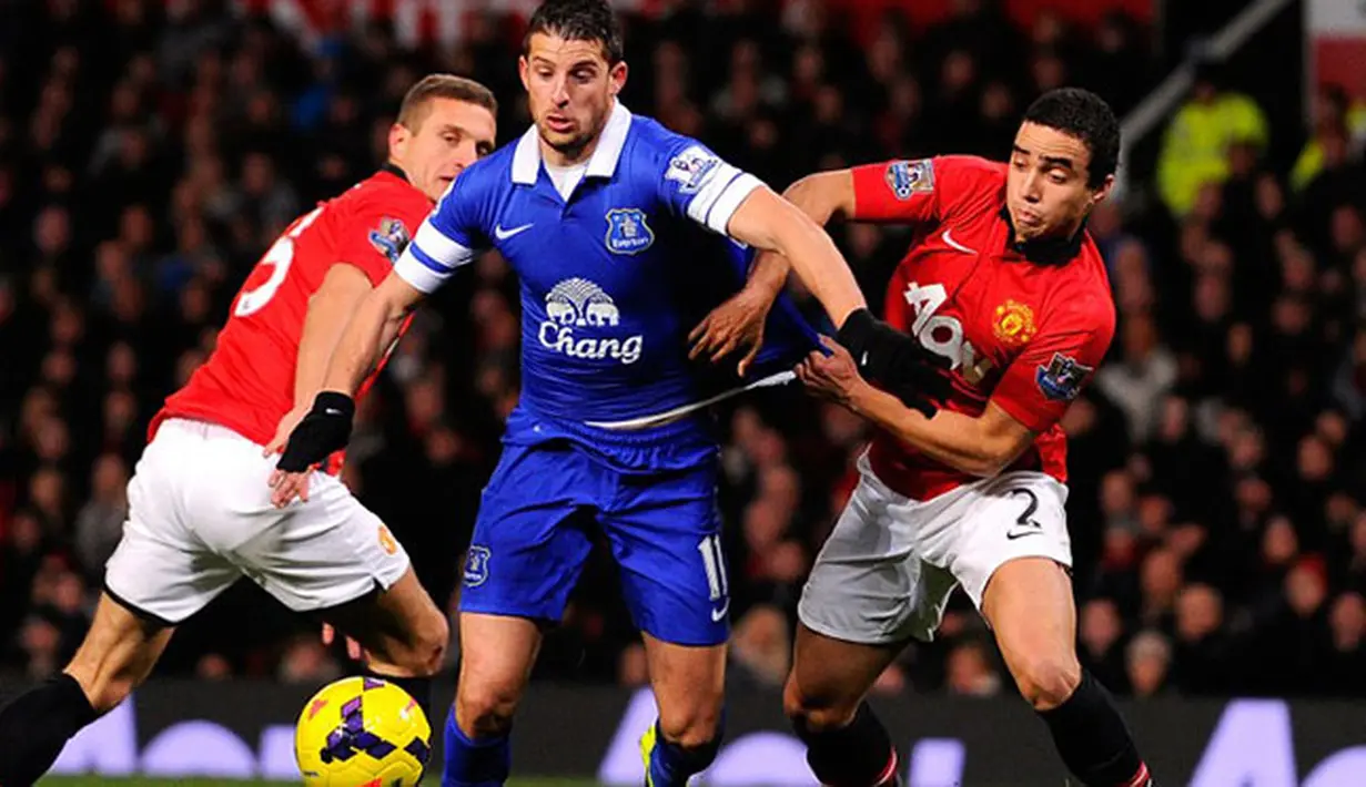 Aksi Kevin Mirallas melewati pemain bertahan Manchester United Rafael dan Nemaja Vidic (AFP/Andrew Yatez)