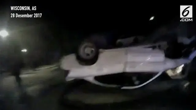 VIDEO: Aksi Heroik Polisi Selamatkan Korban Kebakaran Mobil