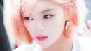 Jeongyeon TWICE terlihat memukau dengan rambutnya yang berwarna peach. Ia seperti karakter di film animasi. (Foto: koreaboo.com)