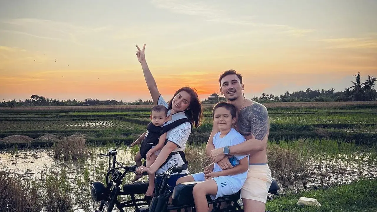 Keseruan Jessica Iskandar, Vincent Verhaag dan kedua putranya bermain sepeda di tepi sawah.