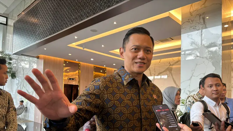 Menteri ATR/BPN Agus Harimurti Yudhoyono (AHY) usai rapat koordinasi di Kementerian Perekonomian, Jakarta, Rabu (29/5/2024). Rapat tersebuut membahas mengenai pengembangan 3 Kawasan Ekonomi Khusus (KEK) baru.  (Tira/Liputan6.com)