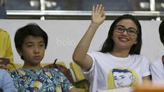 Ariel Tatum menyapa memberikan salam salam ke arah kamera saat berada di tribun VIP menyaksikan laga Persija Jakarta melawan Sriwijaya FC di Stadion Wibawa Mukti, Cikarang, Jumat (16/6/2017). (Bola.com/Nicklas Hanoatubun)