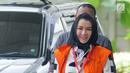 Tersangka kasus suap di Kutai Kartanegara Rita Widyasari tiba untuk menjalani pemeriksaan penyidik KPK, Selasa (30/1). Rita diduga menyamarkan gratifikasi senilai Rp 436 miliar terkait pemberian izin perkebunan kelapa sawit (Liputan6.com/Herman Zakharia)
