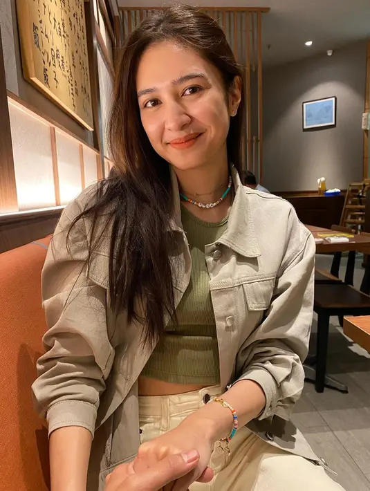 Sejak remaja, Mikha Tambayong tak pernah mengotak-atik rambut panjangnya yang indah. Meski pasti perawatannya lebih ekstra daripada punya rambut pendek, ya! (Instagram @miktambayong)