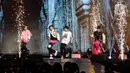 Karena kondisi kakinya, sejak fan meeting di Thailand dan Filipina, Kun tak tak lagi nge-dance di panggung. Saat tampil di ICE BSD dia juga masih menggunakan tongkat untuk menyangga tubuhnya. (Liputan6.com/Johan Tallo)
