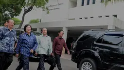 Menteri Lingkungan Hidup dan Kehutanan Siti Nurbaya (kedua dari kiri) berjalan kaki dari kantornya ke DPD RI, Jakarta, Rabu (5/11/2014). (Liputan6.com/Andrian M Tunay)  