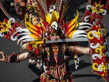 Peserta mengenakan kostum adat Indonesia saat berpartisipasi dalam parade Jember Fashion Carnaval 2017 di pulau Jawa timur (13/8). Sekitar 2000 peserta mengelilingi rute 3,6 kilometer di sekitar kota. (AFP Photo/Juni Kriswanto)