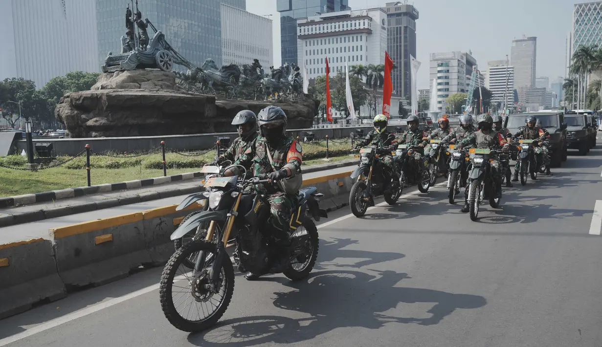 Para personel TNI difokuskan berjaga pada objek-objek vital, seperti gedung pemerintahan, dan ruas-ruas jalan utama yang dinilai rawan kericuhan. (AP Photo/Tatan Syuflana)