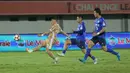 Pemain tengah Dewa United, Alexis Messidoro (kiri) saat berlaga melawan Tainan City FC pada matchday kedua Grup E AFC Challange League 2025-2026 di Stadion Indomilk Arena, Tangerang, Banten, Rabu (29/10/2025) malam WIB. Hasilnya, pada menit ke-7, Alexis Messidoro membawa Dewa United unggul 1-0 setelah memanfaatkan assist Egy Maulana Vikri.  (Bola.com/M Iqbal Ichsan)