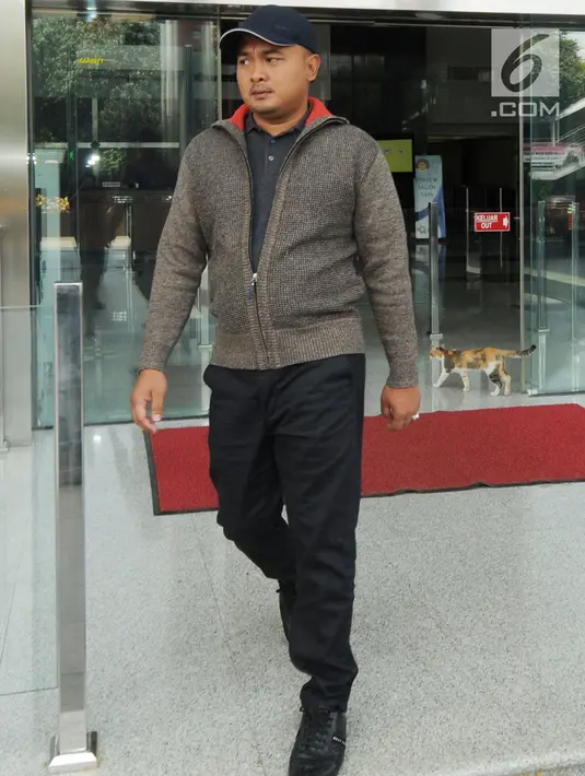 Ketua DPRD Kabupaten Tebo, Agus Rubiyanto berjalan keluar usai menjalani pemeriksaan di gedung KPK, Jakarta, Jumat (6/4). Agus diperiksa sebagai saksi untuk tersangka Gubernur Jambi Zumi Zola. (Merdeka.com/Dwi Narwoko)