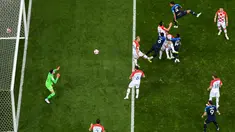Pemain depan Kroasia Mario Mandzukic (kanan atas) menyundul bola dan mencetak gol bunuh diri setelah tendangan bebas pemain Prancis Antoine Griezmann pada pertandingan final Piala Dunia 2018 di Stadion Luzhniki Moskow, (15/7). (AFP PHOTO / Gabriel Bouys)