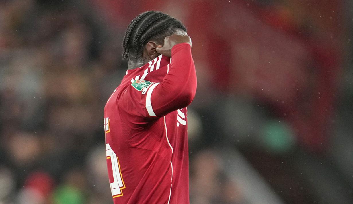 Pemain Liverpool, Amara Nallo, tampak kecewa setelah mendapat kartu merah saat melawan Crystal Palace dalam laga putaran keempat Carabao Cup 2025/2026 yang digelar di Stadion Anfield, Kamis (30/10/2025) dini hari WIB. (AP Photo/Jon Super)