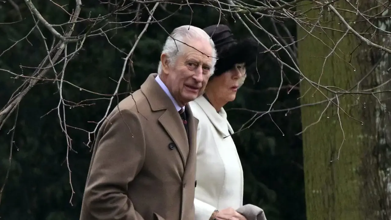 Raja Charles III dari Inggris dan Ratu Inggris Camilla tiba di Gereja St Mary Magdalene di Sandringham Estate di Inggris timur pada 11 Februari 2024. (Dok: JUSTIN TALLIS / AFP)