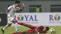 Striker Timnas Indonesia, Dedik Setiawan, terjatuh saat melawan Myanmar pada laga persahabatan di Stadion Wibawa Mukti, Jawa Barat, Rabu (10/10). Indonesia menang 3-0 atas Myanmar(Bola.com/Vitalis Yogi Trisna)