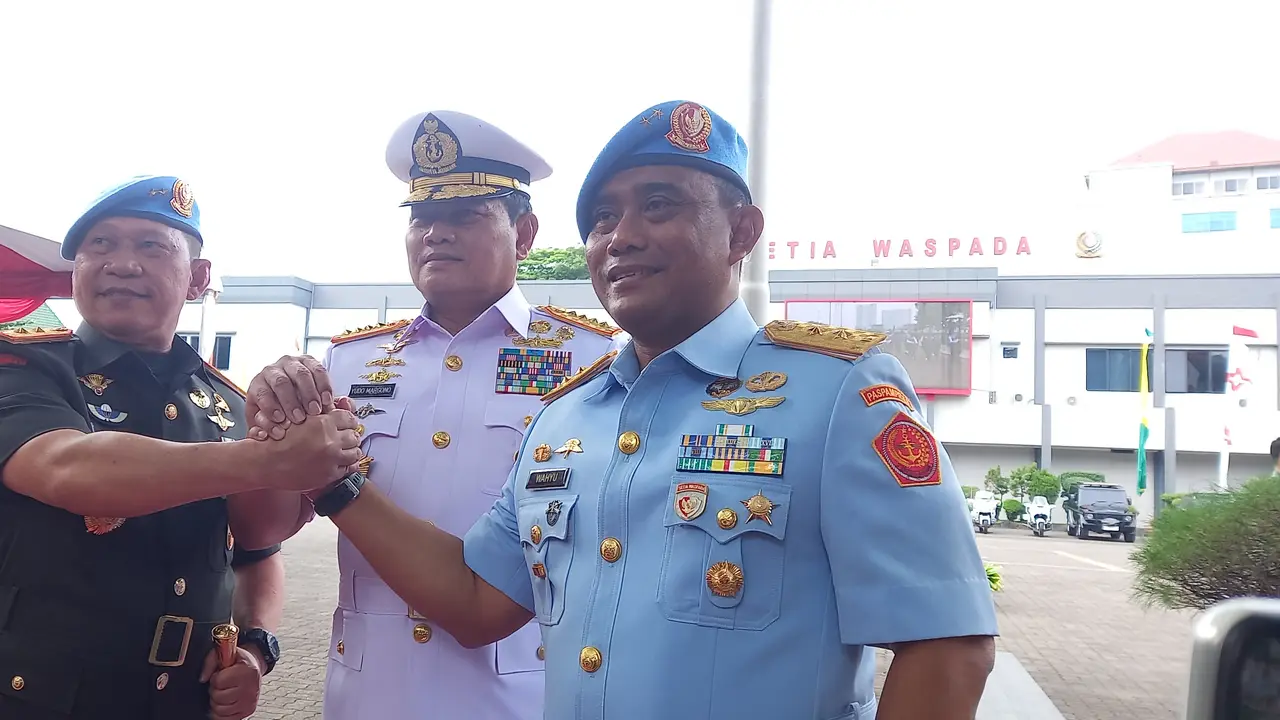 Panglima TNI Laksamana Yudo Margono memimpin upacara serah terima jabatan Komandan Paspampres dari Marsekal Muda (Marsda) Wahyu Hidayat Sudjatmiko kepada Brigadir Jenderal (Brigjen) Rafael Granada Baay.