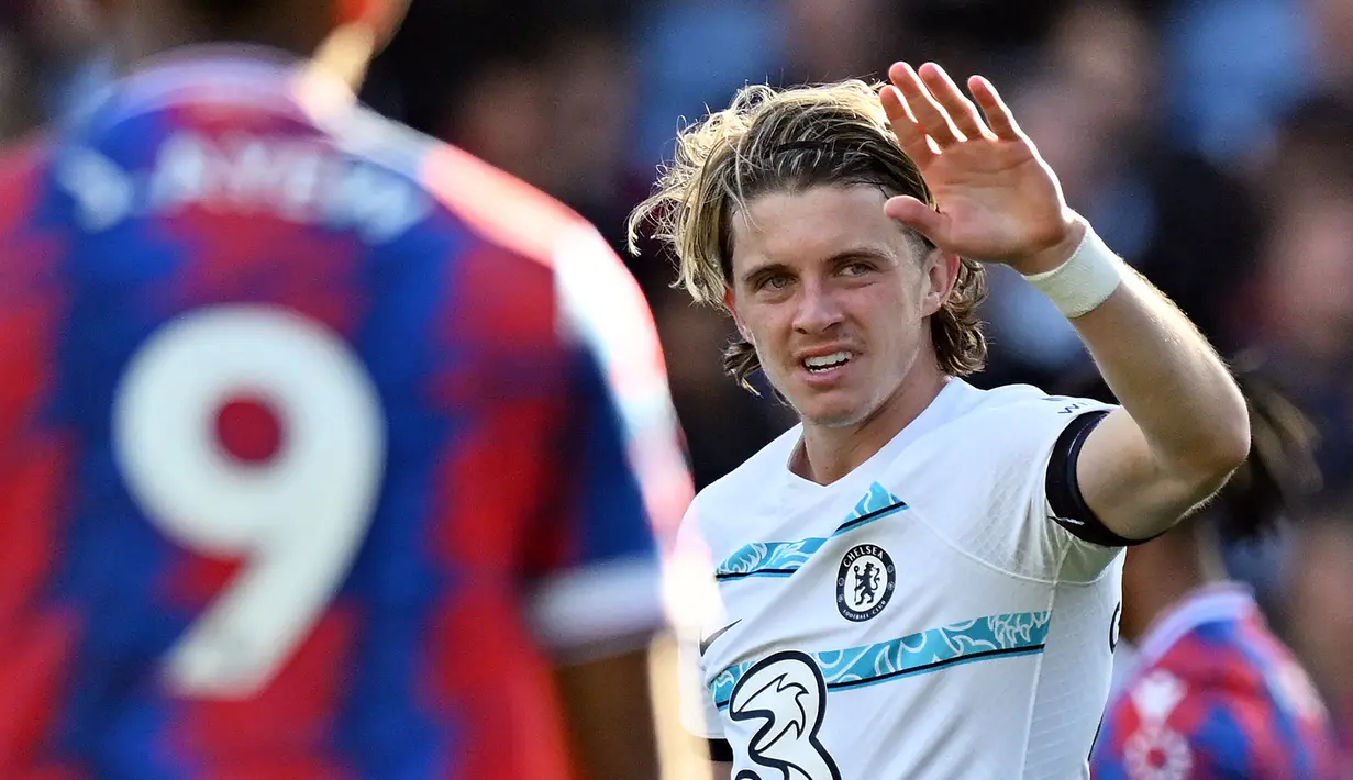 Selebrasi gelandang Chelsea, Conor Gallagher setelah mencetak gol ke gawang Crystal Palace pada laga Liga Inggris 2022/2023 di Selhurst Park, London (1/10/2022). Baru bergabung dengan Chelsea pada awal musim 2022/2023 setelah dipulangkan dari masa peminjaman bersama Crystal Palace, Conor Gallagher nyatanya masih kesulitan bersaing dengan para pemain senior lainnya. Meski kontraknya masih tersisa dua tahun lagi, ia diyakini memilih hengkang untuk menyelamatkan kariernya. (AFP/Glyn Kirk)