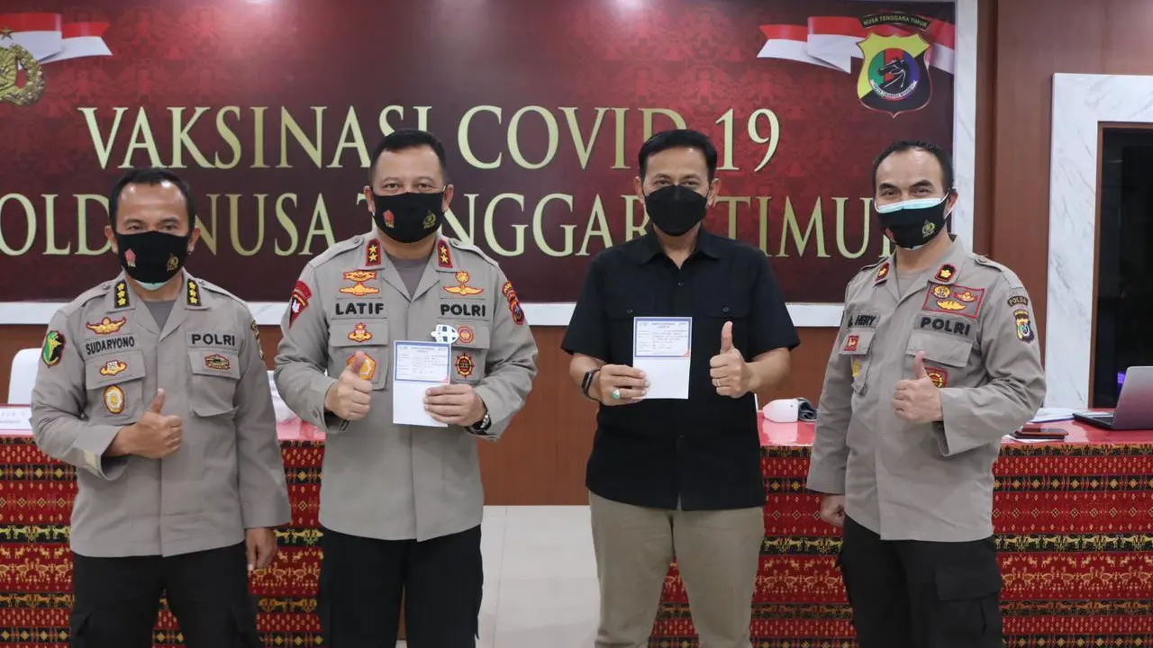 Kapolda NTT menerima kartu vaksin usai mengikuti vaksinasi di Mapolda NTT. (Foto Istimewa)