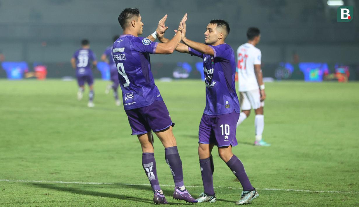 Pemain Persita Tangerang, Ramiro Fergonzi, bersama Ezequiel Vidal, melakukan selebrasi saat melawan Arema FC pada laga BRI Liga 1 di Stadion Indomilk Arena, Tangerang, Rabu (13/3/2024). (Bola.com/M. Iqbal Ichsan)