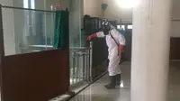 Masjid Terbesar di Bekasi Disemprot Desinfektan untuk Cegah Covid-19