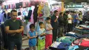 Sejumlah umat muslim melaksanakan salat jumat pada bulan Ramadan di antara pakaian yang dijajakan di kios Pasar Tanah Abang, Jakarta, Jumat (25/5). Jemaah terpaksa melakukan salat di lorong kios karena terbatasnya ruang masjid (Liputan6.com/Arya Manggala)