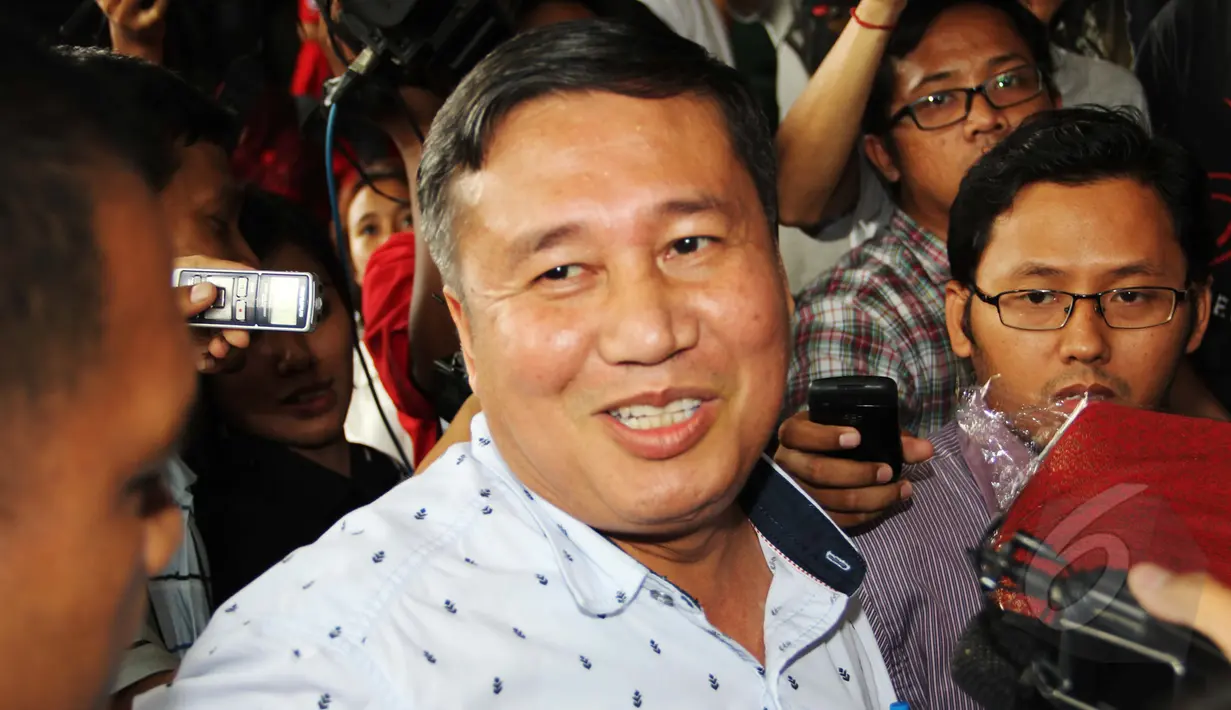 Komisioner Komisi Yudisial, Taufiqurrahman Syahuri mendatangi Gedung KPK, Jakarta, Selasa (10/3/2015). Kedatangan Taufiqurrahman untuk melaporkan penerimaan sejumlah barang ke Direktorat Gratifikasi. (Liputan6.com/Helmi Afandi)