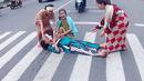 Pura-pura melahirkan di tengah jalan... (Source: Ist)
