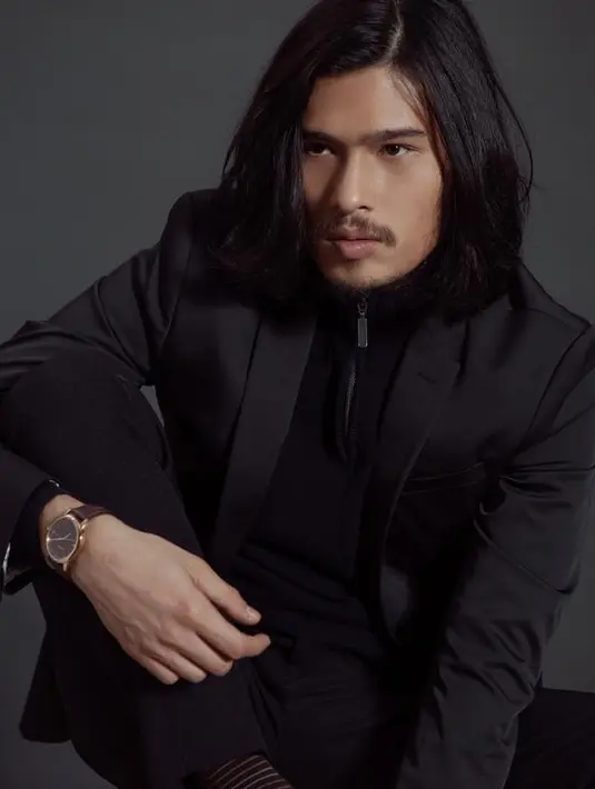 “Aku sekarang udah 31, pengin lah mengakhiri masa lajang, pengin punya anak, pengin ada yang nerusin karir, pengin ngasih orang tua cucu ya itu harapan,” ujar Virzha di kawasan Ceger, Jakarta Timur beberapa waktu lalu. (Instagram/virzhaofficial)