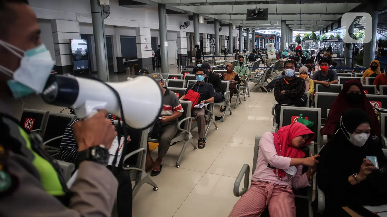 Vaksinasi di Stasiun Pasar Senen