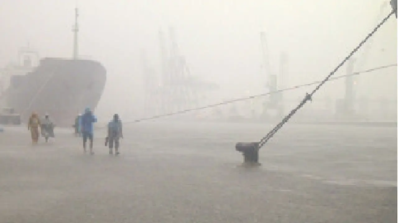 Pelabuhan Priok Terendam Banjir, Karyawan Pabrik Dipulangkan