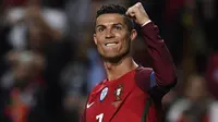 1. Cristiano Ronaldo (Portugal) - Musim lalu peraih Ballon d'Or ini kurang produktif dibanding musim-musim sebelumnya. Namun seperti saat Piala Eropa 2016, dirinya merupakan ujung tombak Portugal membukukan gol. (AFP/Francisco Leong)