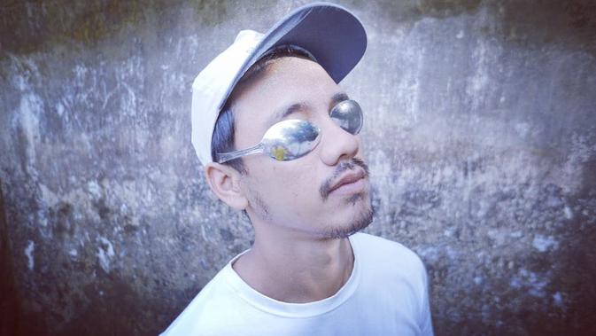 Model kacamata nyeleneh (Sumber: Instagram/galihjohar)