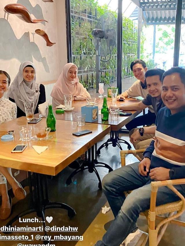 Resmi Menikah Ini 6 Potret Kebersamaan Dinda Hauw Dan Rey Mbayang Hot Liputan6 Com