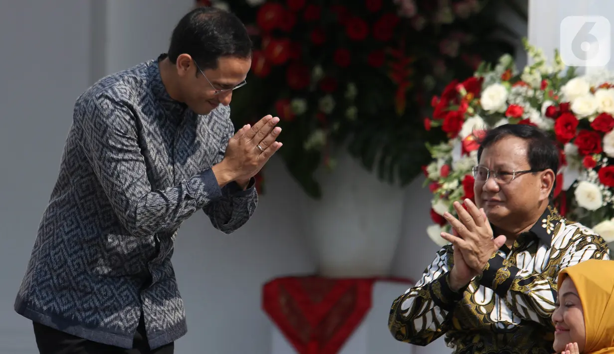 Menteri Pendidikan dan Kebudayaan Nadiem Makarim (kiri) memberi isyarat kepada Menteri Pertahanan Prabowo Subianto saat Presiden Joko Widodo atau Jokowi memperkenalkan Kabinet Indonesia Maju di Istana Merdeka, Rabu (23/10/2019). Nadiem minta dipanggil 'Mas' daripada 'Pak'. (Liputan6.com/AnggaYuniar)