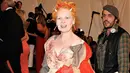 <p>Penampilan Vivienne Westwood di pameran Costume Institute&rsquo;s &ldquo;Anglomania" tahun 2006. Foto: Vogue.</p>