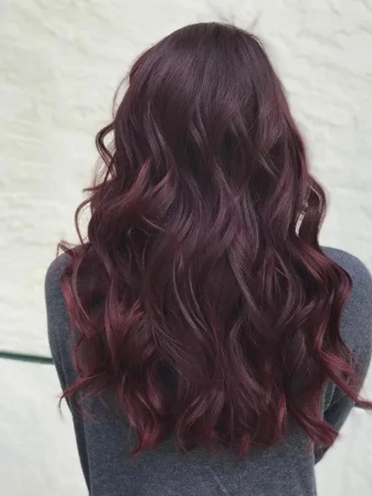 12 Kombinasi Warna Rambut Dipadukan Burgundy, Tren di Tahun 2025