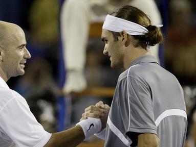 1. Tahun 2003 - Roger Federer (Swiss) berhadapan dengan Andre Agassi (USA) dalam partai final yang berlangsung di Westside Tennis Club, Houston, Texas, USA (16/11/2003). Roger Federer menang dengan skor 6-3, 6-0, 6-4. (AFP/Matthew Stockman/Via Getty Images)