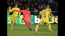 Penyerang Barcelona, Lionel Messi menendang bola melewati dua pemain Villarreal pada leg kedua semifinal Copa del Rey di stadion Madrigal Villarreal , Spanyol, Rabu (4/3/2015). Barcelona Menang 3-1 atas Villarreal. (Reuters/Heino Kalis)