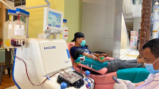 Penyintas Covid-19 mengikuti donor massal plasma konvalesen di Tangcity Mall, Kota Tangerang