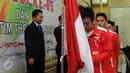 Kapten tim Thomas Indonesia, Hendra Setiawan mencium bendera Merah Putih saat upacara pelepasan di Pelatnas PBSI, Jakarta, Senin (9/5/2016). Piala Thomas dan Uber akan dihelat di Kunshan, Tiongkok, 15-22 Mei mendatang. (Liputan6.com/Helmi Fithriansyah)
