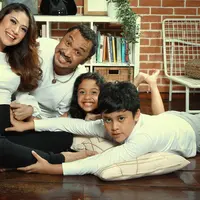 Eksklusif keluarga Giring Ganesha. (Foto: Bambang E. Ros/Bintang.com Digital Imaging: Muhammad Iqbal Nurfajri/Bintang.com Stylist: Indah Wulansari/Bintang.com Makeup: @sarahsadiqa)