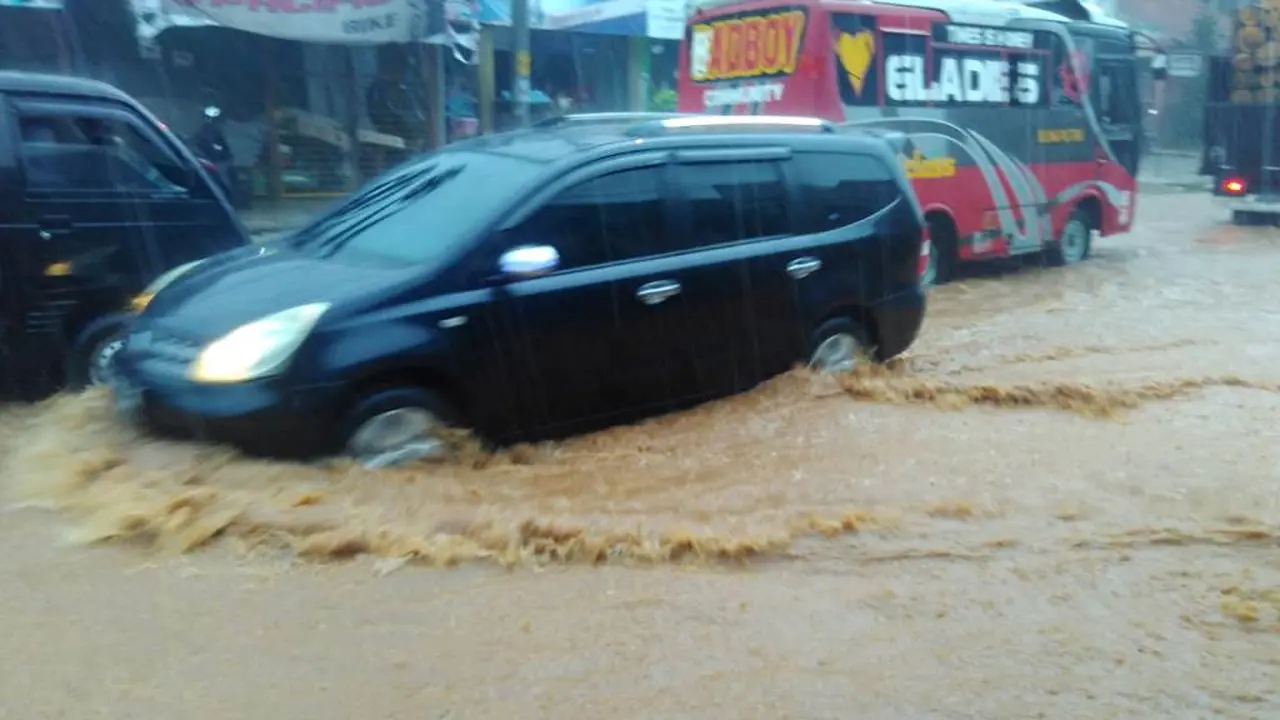 Banjir lumpur terjadi di jalur utama Bandung-Purwokerto, depan Pasar Cileumeuh, Cimanggu, Cilacap. (Foto: Liputan6.com/BPBD CLP/Muhamad Ridlo)