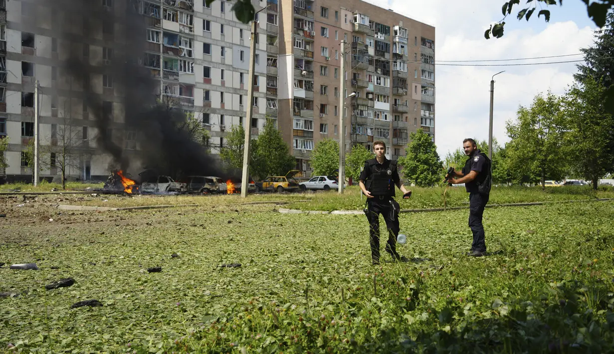 Serangan itu menghantam lingkungan perumahan, merusak sebuah gedung bertingkat dan mobil-mobil warga. (AP Photo/Oleksandr Magula)