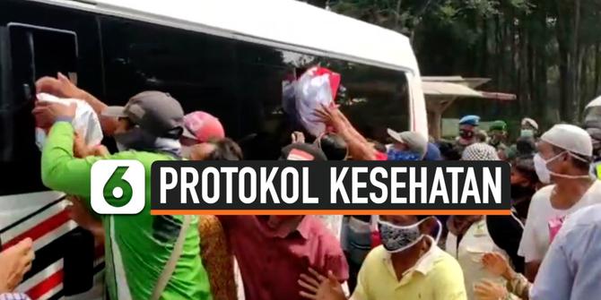 VIDEO: Presiden Jokowi Bagi-bagi Sembako, Warga Berebut dan Langgar Protokol Kesehatan