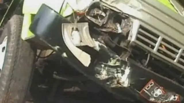 Sopir Ngerem Mendadak, Truk Tertimpa Muatan Kerangka Baja
