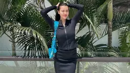 Menggunakan rok hitam, serta jaket berwarna senada, wanita kelahiran 8 Maret 2002 ini memilih untuk menggunakan sling bag warna biru. Penampilan Aaliyah Massaid ini juga curi perhatian netizen. Pasalnya, meski tampak sederhana, ia tetap terlihat memsona. (Liputan6.com/IG/@aaliyah.massaid)